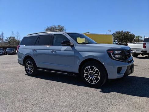 Certified 2025 Ford Expedition Active image 2