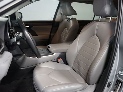 Used 2023 Toyota Highlander XLE image 6