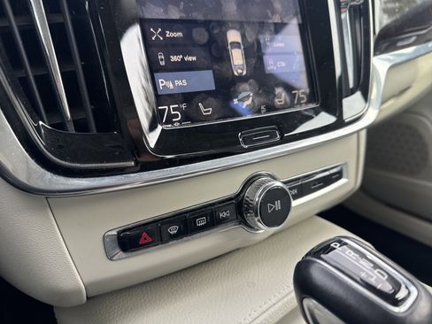 Used 2017 Volvo S90 T6 Momentum w/ Vision Package image 21