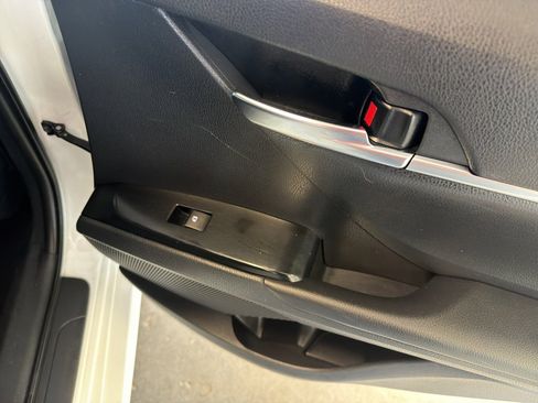Used 2018 Toyota Camry LE FWD image 13