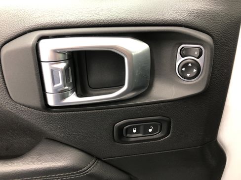 Used 2020 Jeep Wrangler Unlimited Sahara image 16