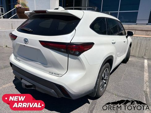 Used 2021 Toyota Highlander XLE AWD/4WD image 14