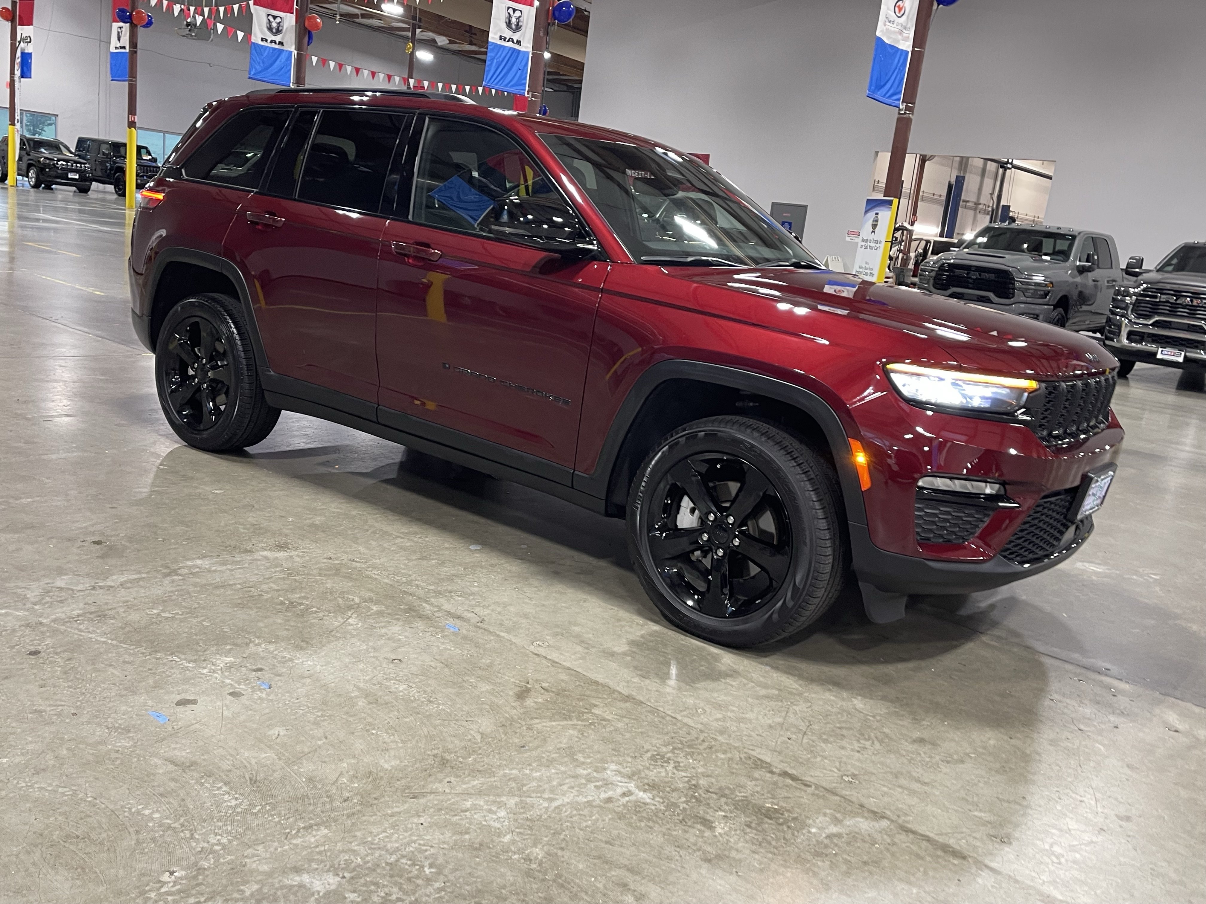 Certified 2024 Jeep Grand Cherokee Limited w/ Black Appearance Package AWD/4WD image 7