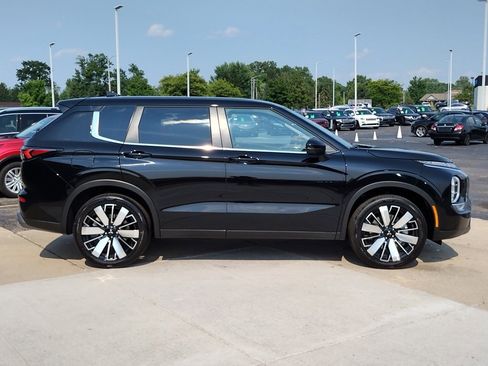 New 2025 Mitsubishi Outlander SE image 14