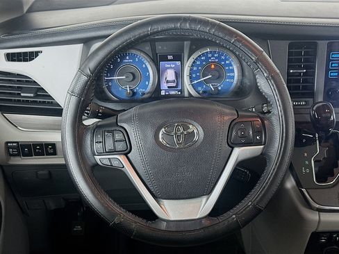 Used 2017 Toyota Sienna XLE Premium FWD image 18