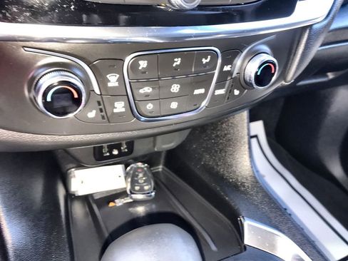 Used 2023 Chevrolet Traverse LT AWD/4WD image 18