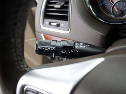 Used 2015 Chrysler Town & Country Touring image 19