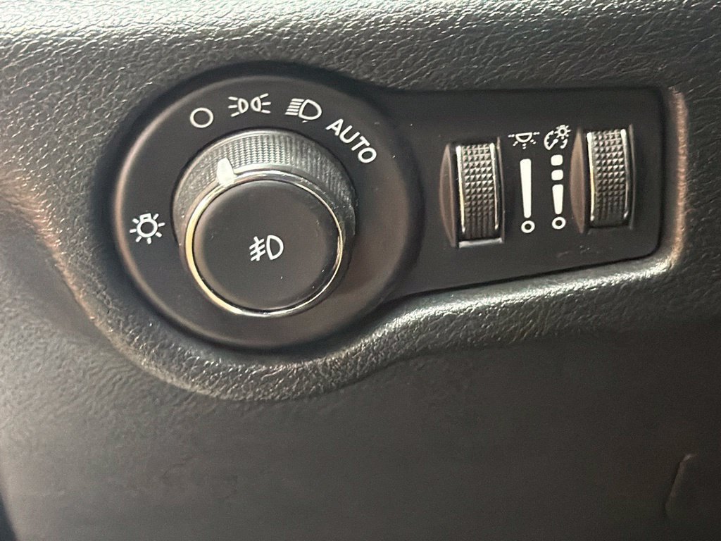 Used 2026 Chrysler Pacifica Select FWD image 26