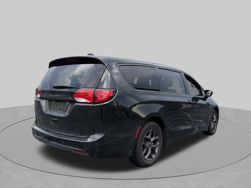 Used 2018 Chrysler Pacifica Touring Plus w/ S Appearance Package FWD image 5