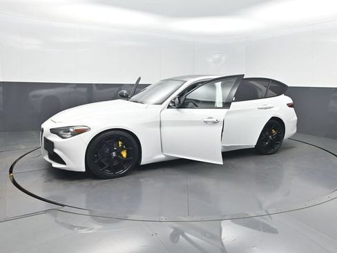 Used 2021 Alfa Romeo Giulia Ti w/ Nero Edizione RWD image 35