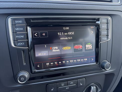 Used 2017 Volkswagen Jetta SE image 15