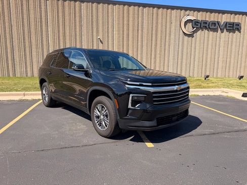 Used 2025 Chevrolet Traverse LT FWD image 2