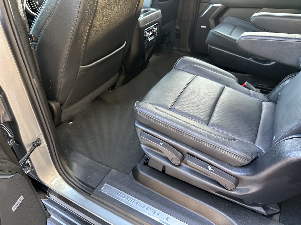 Used 2025 GMC Yukon XL Denali AWD/4WD image 30