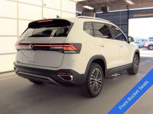 Used 2025 Volkswagen Taos SE FWD image 12