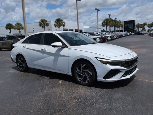 Used 2024 Hyundai Elantra Limited FWD image 2
