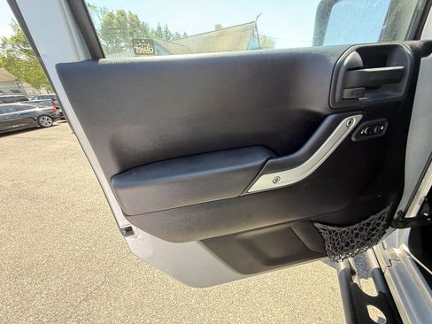 Used 2012 Jeep Wrangler Rubicon w/ PWR Convenience Group image 10