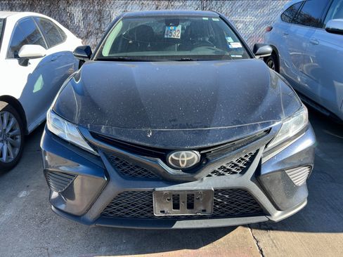 Used 2020 Toyota Camry SE image 2