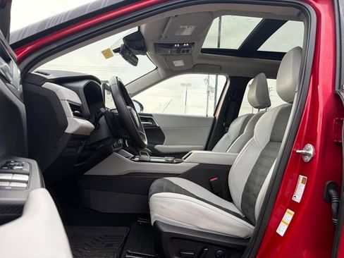 Used 2025 Mitsubishi Outlander SE image 8