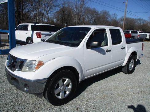 Used 2010 Nissan Frontier SE image 1