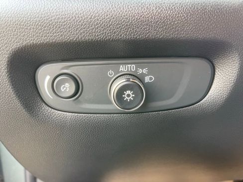 Used 2023 Chevrolet Traverse LT image 12