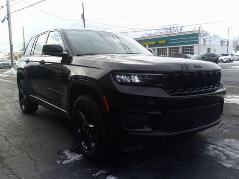 Used 2024 Jeep Grand Cherokee Altitude image 7