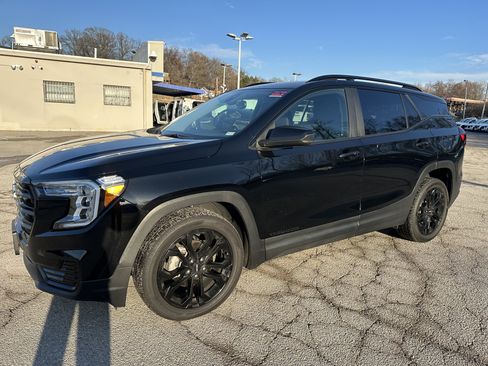 Used 2022 GMC Terrain SLE w/ Elevation Edition image 3