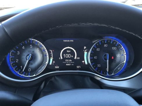 Used 2024 Chrysler Pacifica Touring-L image 17