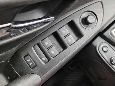Used 2018 Chevrolet Trax LT w/ LT Convenience Package AWD/4WD image 27