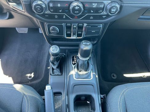 Used 2025 Jeep Wrangler Unlimited Sahara AWD/4WD image 41