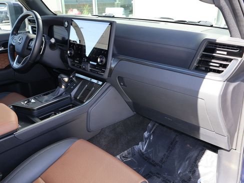 Used 2024 Lexus GX 550 w/ Accessory Package (31) AWD/4WD image 31
