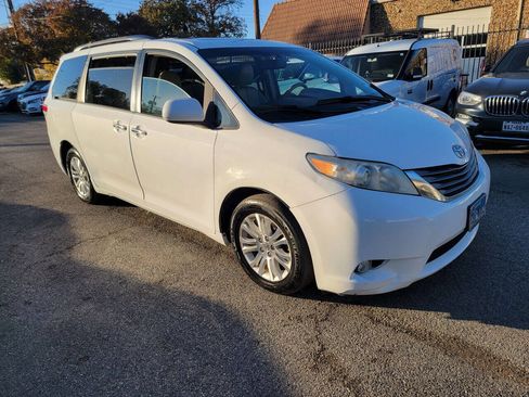 Used 2011 Toyota Sienna XLE w/ XLE Navigation Pkg FWD image 2