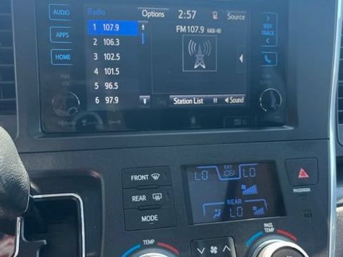 Used 2017 Toyota Sienna SE Premium FWD image 42