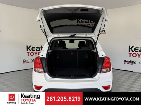 Used 2022 Chevrolet Trax LS w/ Tint and Cruise Package image 17