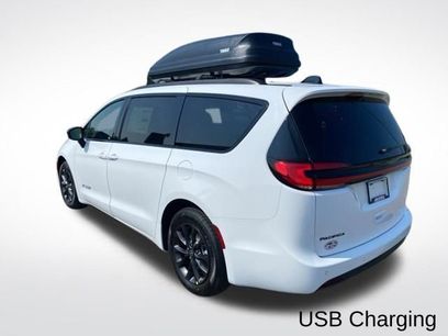 New 2025 Chrysler Pacifica Select w/ Fav Edition Package