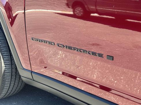 Used 2025 Jeep Grand Cherokee Altitude AWD/4WD image 11