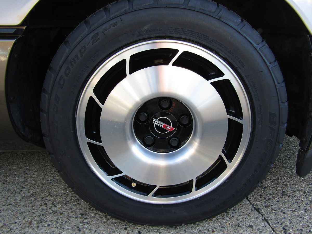 Used 1985 Chevrolet Corvette Coupe RWD image 35