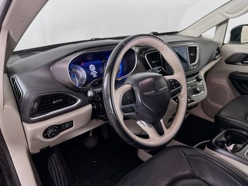 Used 2019 Chrysler Pacifica Limited FWD image 14