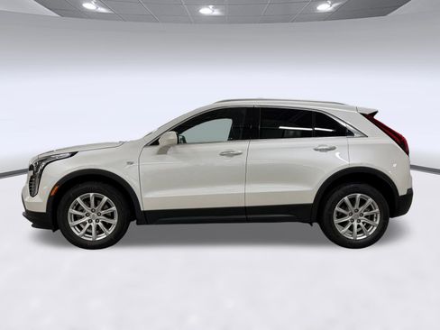 Used 2022 Cadillac XT4 Luxury w/ Cold Weather Package FWD image 2