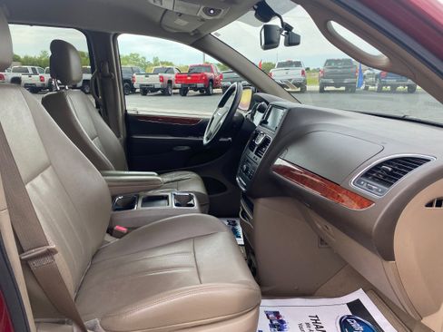 Used 2013 Chrysler Town & Country Touring-L w/ Driver Convenience Group FWD image 15
