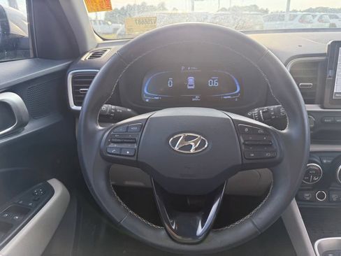Used 2023 Hyundai Venue Limited FWD image 7