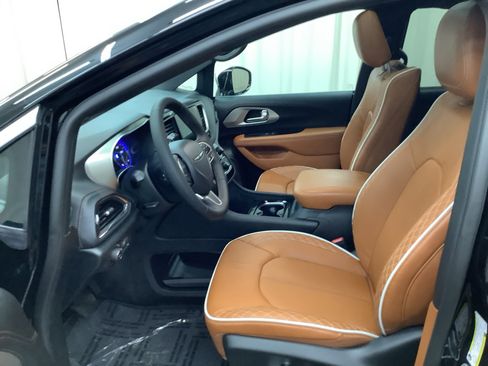 New 2026 Chrysler Pacifica Pinnacle w/ Trailer Tow Group image 16