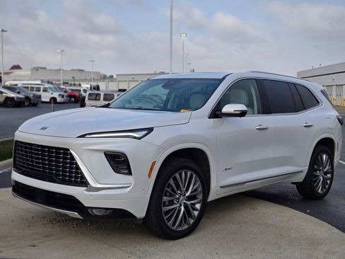 Used 2025 Buick Enclave Avenir w/ Super Cruise Package image 3