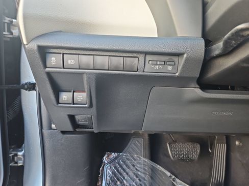 Used 2021 Toyota Sienna XLE FWD image 25