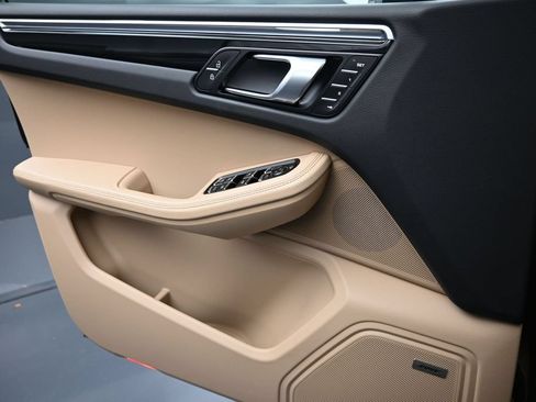 Certified 2025 Porsche Macan AWD/4WD image 26