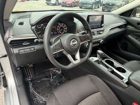 Used 2024 Nissan Altima 2.5 SV FWD image 30
