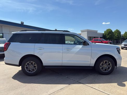 Used 2025 Ford Expedition XL AWD/4WD image 5