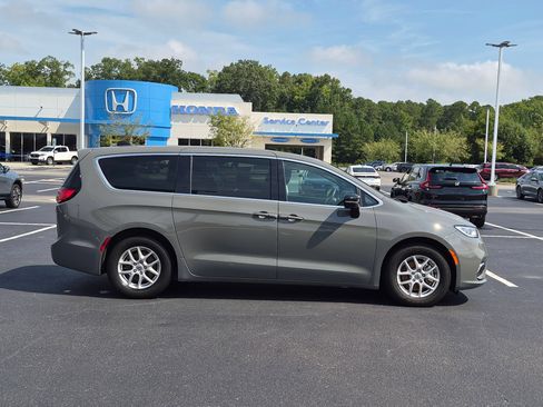 Used 2025 Chrysler Pacifica Select FWD image 2