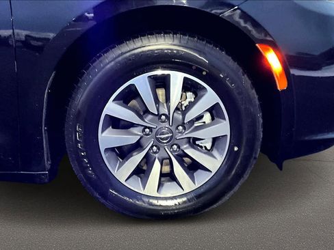 Used 2024 Chrysler Pacifica Select image 34