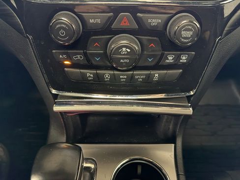 Used 2022 Jeep Grand Cherokee Laredo X image 14