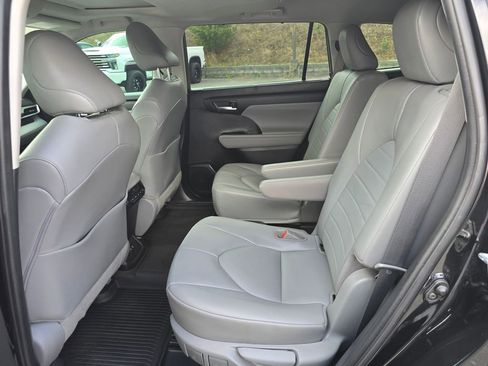 Used 2021 Toyota Highlander XLE AWD/4WD image 10